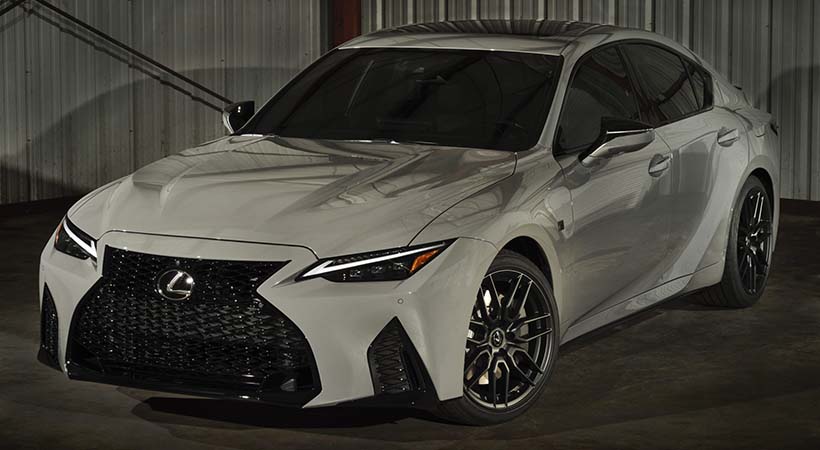 incorpora de serie rines BBS de aleación con diseño de siete brazos, de 19 pulgadas y pintados en tono negro mate. Foto: Lexus