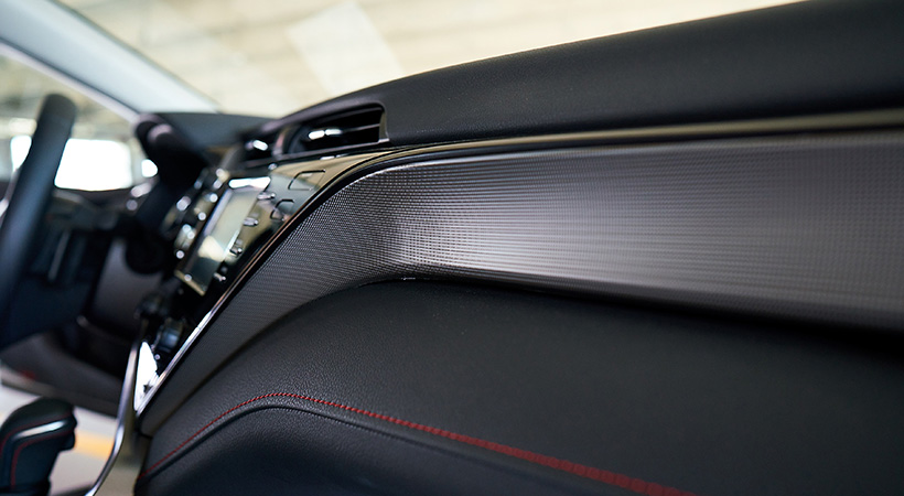 El interior recibe detalles tipo fibra de carbono. Foto: Toyota