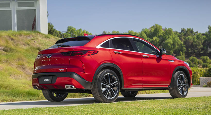 Los enormes rines de 20 pulgadas con terminado de doble tono complementan la vista, junto con los acentos de plástico negro repartidos alrededor de la carrocería de la nueva QX55. Foto: Infiniti