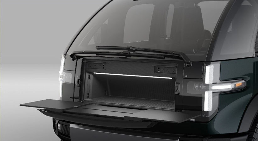 El frente de la camioneta tiene una mesa extensible además de los puertos de carga eléctricos. Foto: Canoo