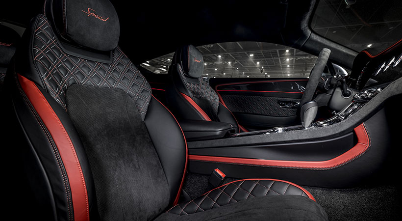 El interior del auto también refleja su mayor deportividad y está 