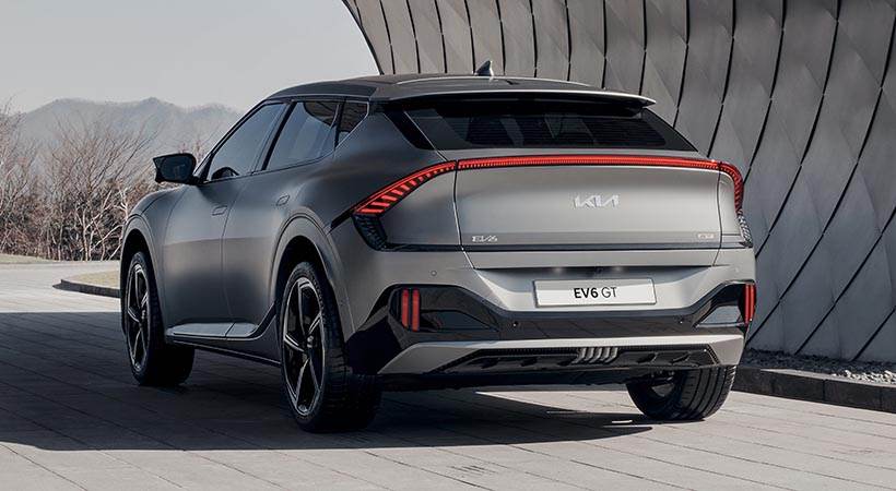 En la parte posterior destacan los conjuntos ópticos que se fusionan mediante una línea que recorre todo el portón posterior. Foto: KIA