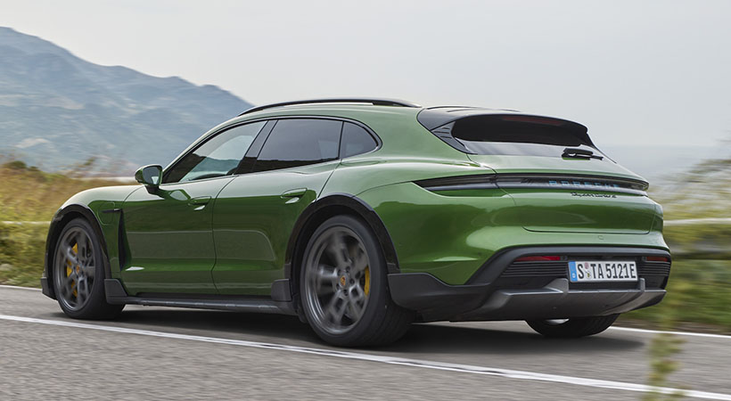 Con una mayor distancia al terreno y la opción de elevar la suspensión 10 mm, el Taycan Cross Turismo se vuelve una herramienta todo terreno. Foto: Porsche
