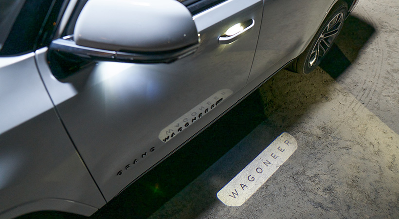  Grand Wagoneer incluye sensor de proximidad con iluminación de bienvenida que se proyecta en el piso. Foto: Stellantis 