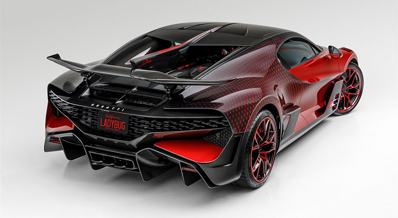 1,600 formas de diamante colocadas de manera espacial y bajo un algoritmo adornan la carrocería de un color rojo hecho especialmente para el cliente. Foto: Bugatti