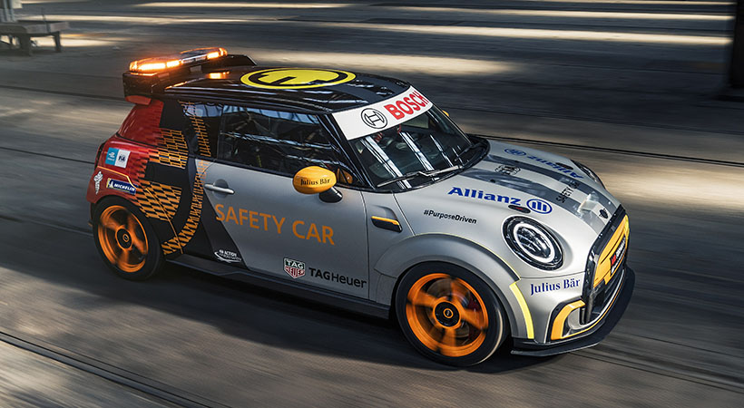 La carrocería muestra tanto elementos específicos de un safety car  como aquellos que corresponden a los patrocinadores en su carrocería. Foto: MINI