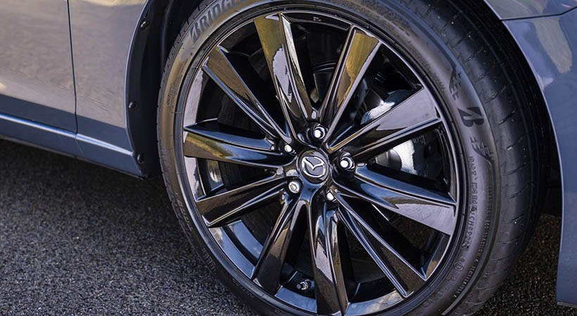 Los rines de color negro son de serie para este modelo. Foto: Mazda