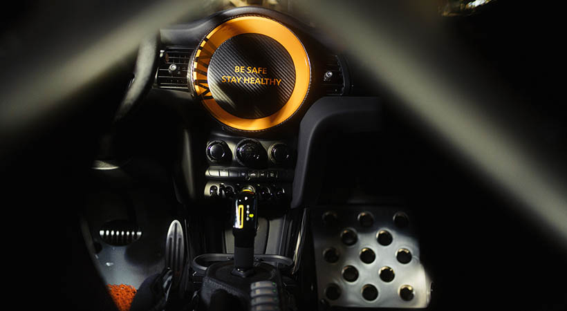 El interior cuenta con elementos acorde al reglamento de la FIA. Foto: MINI