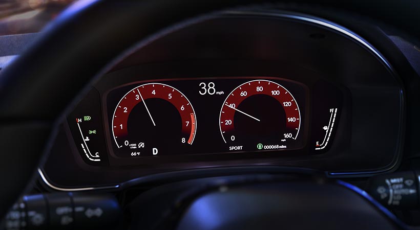 Además, ahora desde las versiones base se incluye un cuadro de instrumentos parcialmente digital, con pantalla de 7