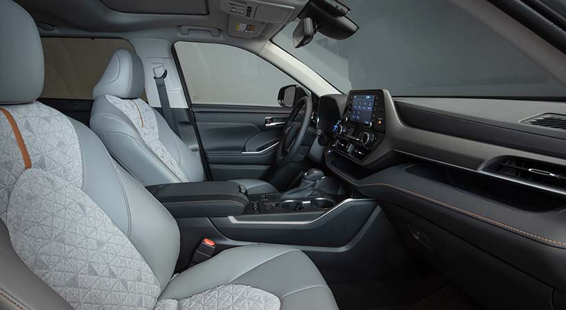 El interior cuenta con detalles en color bronce y tapicería de color gris. Foto: Toyota