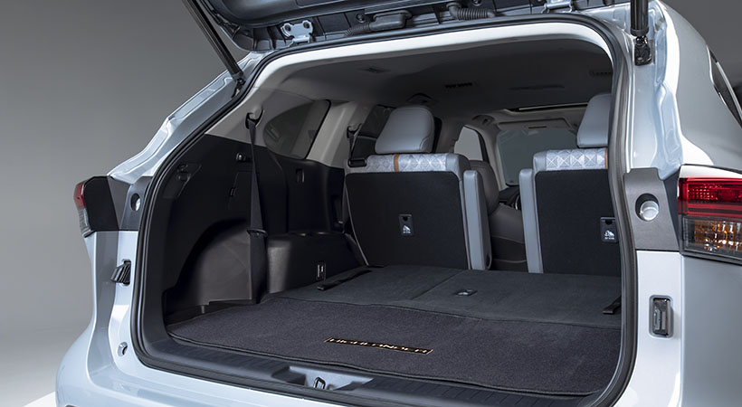 Gracias a la colocación de las baterías, este SUV cuenta con mayor capacidad de almacenaje. Foto: Toyota