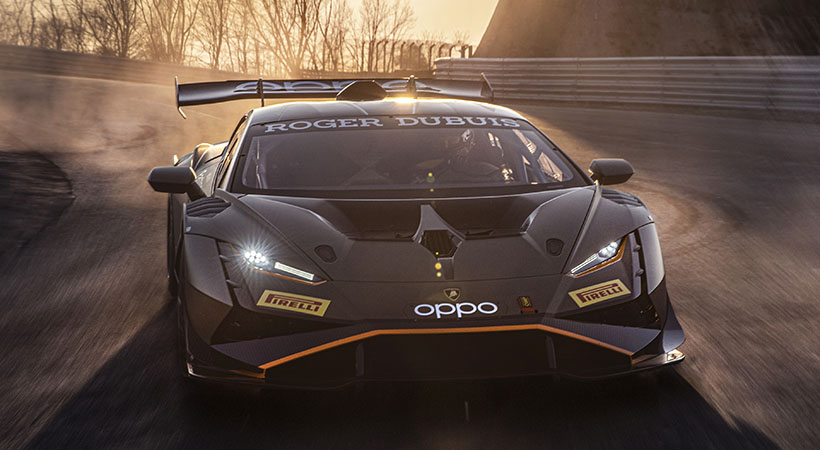 En pro de un mejor comportamiento en la pista y para obtener mayor velocidad, muchos de los componentes de plástico de la carrocería fueron sustituidos por piezas de fibra de carbono. Foto: Lamborghini