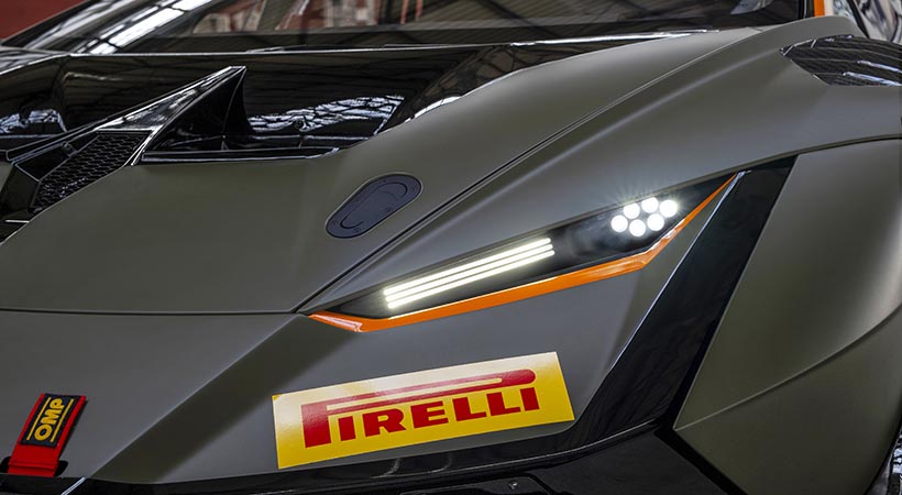 Al frente destacan los nuevos grupos de luces full LED de alta intensidad con un diseño hexagonal. Foto: Lamborghini