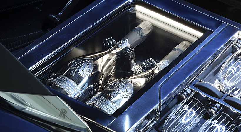 Dos refrigeradores para champagne y compartimentos para copas y un set de varios artículos Cristofle están debajo de los paneles traseros. Foto: Rolls-Royce