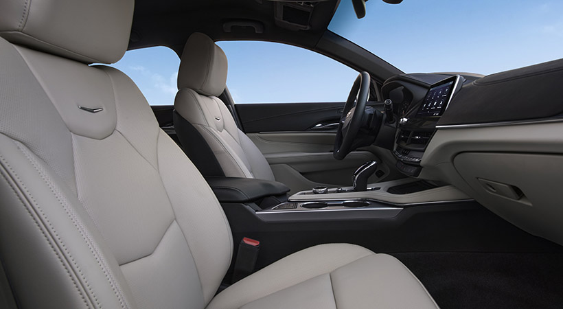 La apertura de las puertas delanteras es amplia, mientras que las traseras dejan algo menos de espacio para entrar y salir. Foto: Cadillac