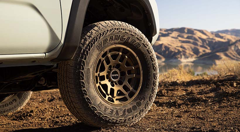 Son de serie los neumáticos todoterreno. Foto: Toyota