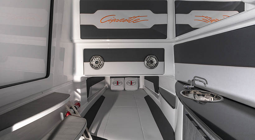 El interior cuenta con múltiples espacios de almacenamiento y materiales resistentes al agua. Foto: Mercedes-AMG