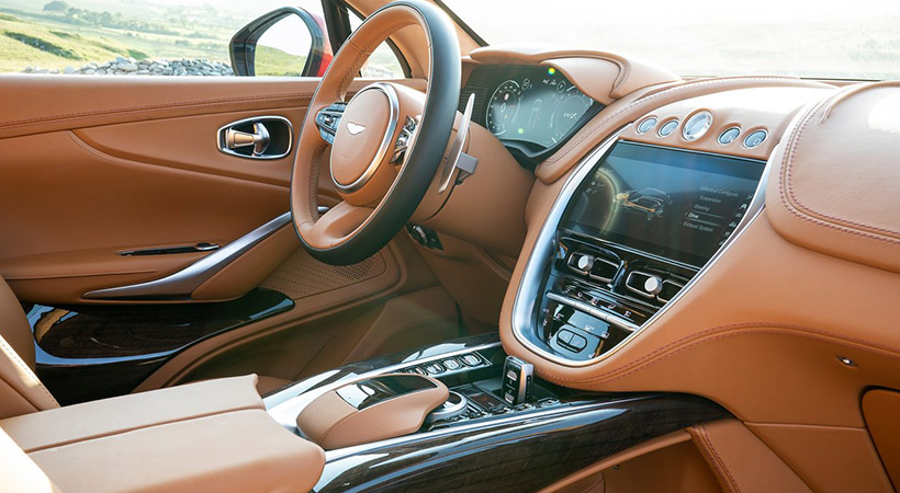 El interior presume acabados premium y un sistema de infotenimiento con pantalla de 10 pulgadas. Foto: Aston Martin