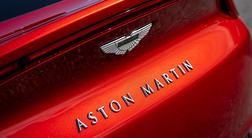 Sin alterar la estética elegante, la carrocería controla de forma cuidadosa el flujo del aire para mantener el vehículo estable y silencioso. Foto: Aston Martin