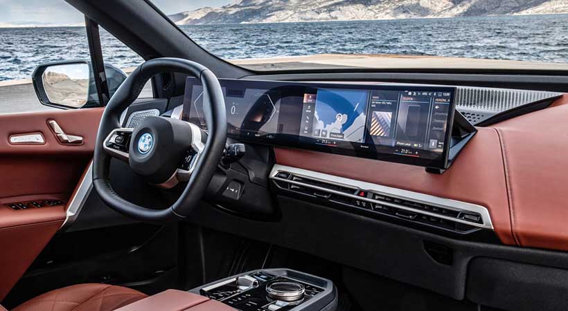 El cuadro de instrumentos cuenta con una superficie de 12.3 pulgadas y 14.9 pulgadas para el sistema de infotenimiento. Foto: BMW