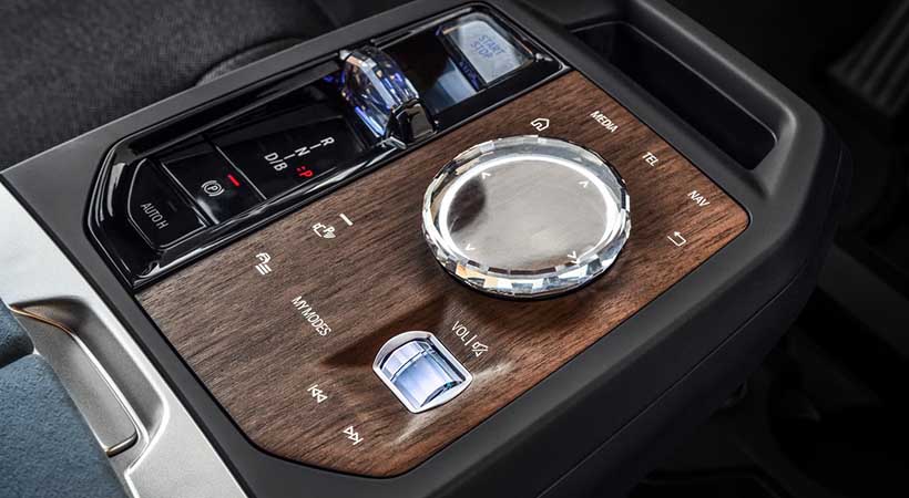 El interior combina la tradicional elegancia de la marca y el estilo minimalista. Foto: BMW