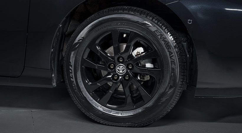 Los rines son de 15 pulgadas para a versión AWD y de 17 para a versión FWD,, ambos pintados de color negro. Foto: Toyota