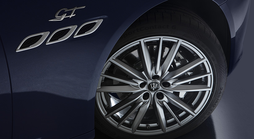 Emblema del Maserati Quattroporte GT 2022. Foto: Maserati