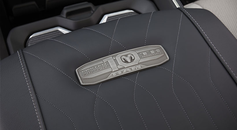 En el interior no faltan los emblemas de edición especial. Foto: Ram