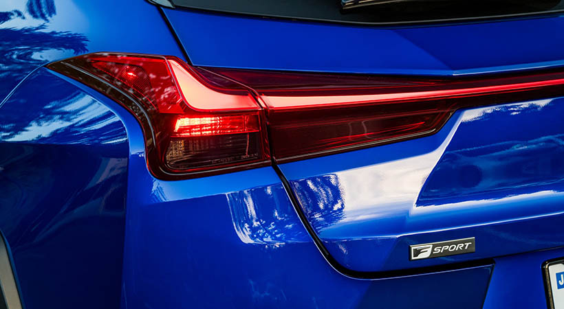 Lexus UX 200 F Sport 2021 cuenta con conjuntos ópticos con iluminación LED. Foto: Lexus