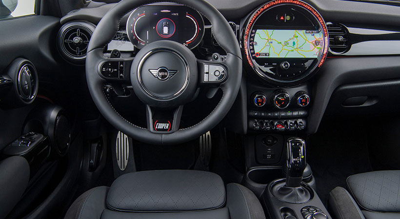 Diversos detalles que conmemoran el aniversario y el auto original son encontrados en la cabina, así como partes contrastantes y acabados de lujo. Foto: MINI