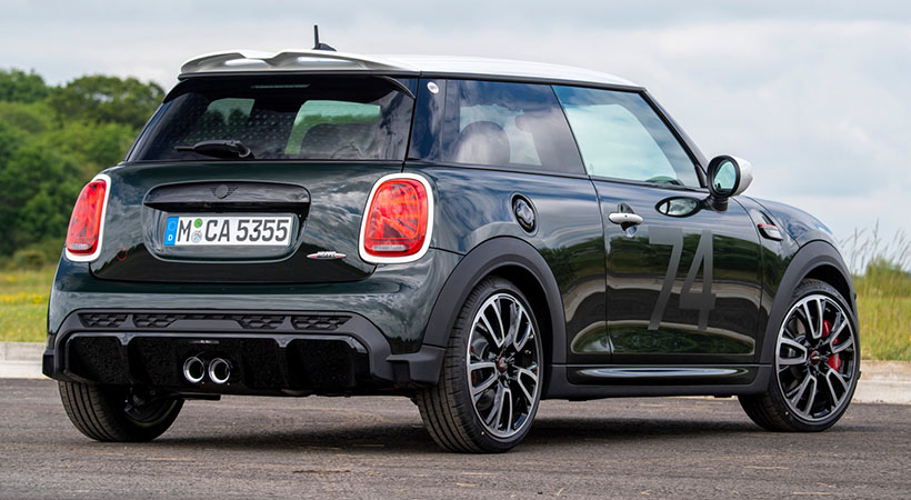 Otros aspectos destacados incluyen rines de aleación de 18 pulgadas, así como la insignia 