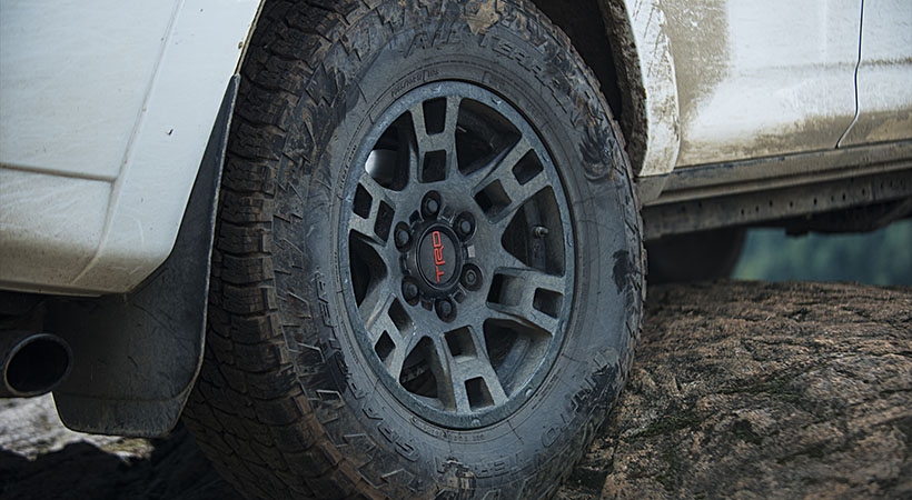 Los neumáticos son especiales para todoterreno. Foto: Toyota