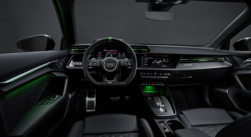 El interior es tan deportivo como el exterior, con piel abundante, terminados en colores llamativos, y un botón del Modo RS de conducción. Foto: Audi