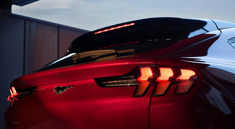 El Mustang Mach-E toma las curvas con propiedad. Mantiene la línea y se agarra muy bien al pavimento. Foto: Ford