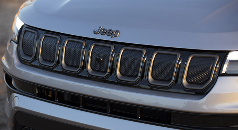 Al frente destaca la típica parrilla terminada en color negro brillante. Foto: Jeep