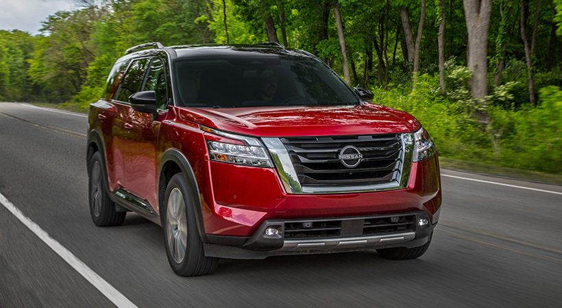 Su aspecto externo es más robusto que el modelo anterior -el 2020 (no hubo 2021)- y su diseño da la impresión de dinamismo cuando se lo mira de costado. Foto: Nissan 