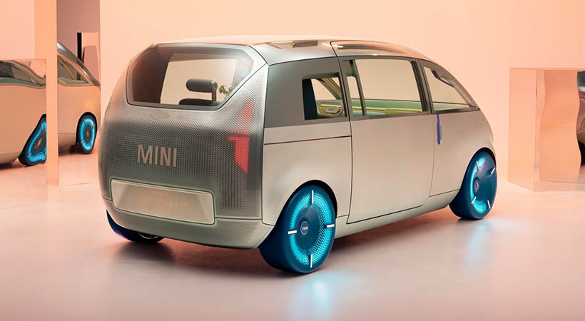 La parte frontal del Urbanaut quiere representar la evolución de MINI con las luces y la parrilla. En función del momento, la matriz de luces LED podrá cambiar de color. También las ruedas, acabadas en un color azulado, tendrán iluminación propia y cierta transparencia. Foto: MINI