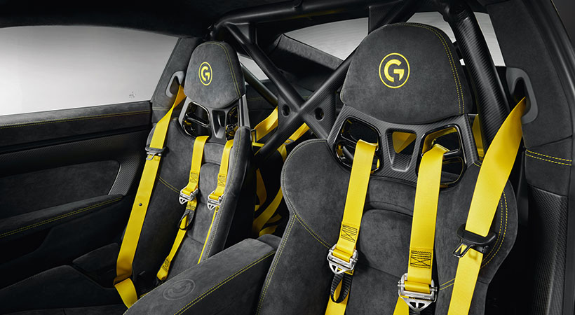 El interior está inspirado en el Carrera GT, con una consola central flotante y una palanca elevada, todo cubierto en fibra de carbono. Foto: Marc Philipp Gemballa