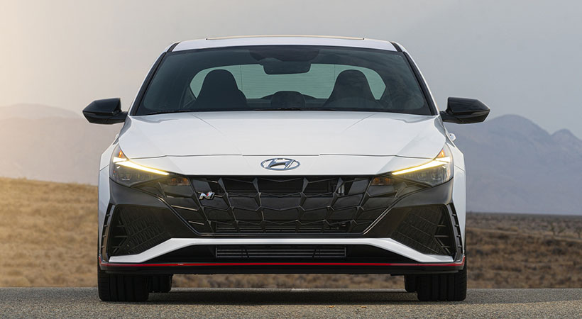 El auto puede controlar el flujo de combustible a un solo cilindro y abre completamente la válvula de escape durante los cambios ascendentes para crear una explosión audible. Foto: Hyundai