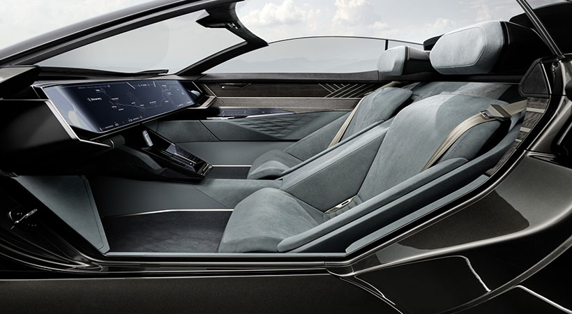 En el modo de conducción autónomo el volante y los pedales son escondidos, mientras que una pantalla de 55.7 pulgadas adorna todo el tablero. Foto: Audi