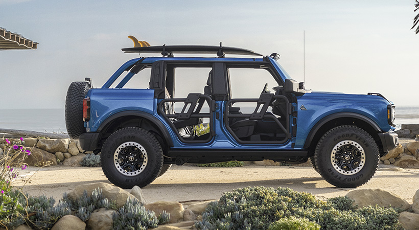 Ford ha empleado diferentes accesorios en el Bronco Riptide. Entre ellos destacan la capota Bimini de malla Bestop, un portabicicletas Yakima con bicicletas de montaña Santa Cruz y una barra de luces LED RIGID. Foto: Ford