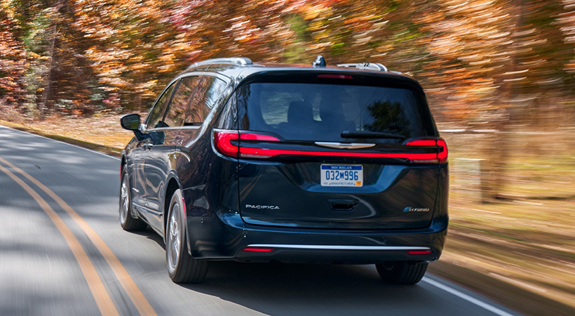 Chrysler Pacifica Hybrid 2025, por su parte, es la elección lógica si buscas reducir el consumo de gasolina, aprovechas recorridos diarios urbanos, y quieres un interior más premium con tecnología avanzada: Touring, Touring L, Limited y Pinnacle. Foto: Chrysler