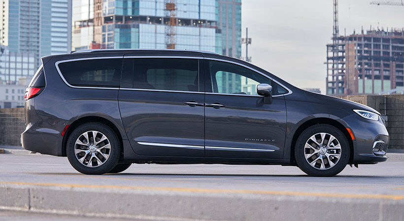 El hecho de que las puertas laterales se deslicen -como es propio en una minivan- ofrece enorme facilidad para entrar y salir del vehículo y para colocar las sillitas de los niños pequeños. Foto: Chrysler