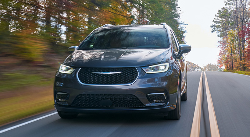 Al usar el motor eléctrico y el de gasolina, el consumo es de 82MPGe, y cuando el consumo es exclusivamente de gasolina, rinde 30MPG (combinado ciudad y carretera). Foto: Chrysler