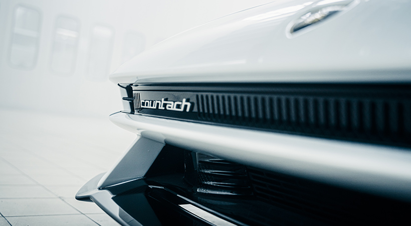 El emblema exterior es idéntico al del modelo original. Foto: Lamborghini
