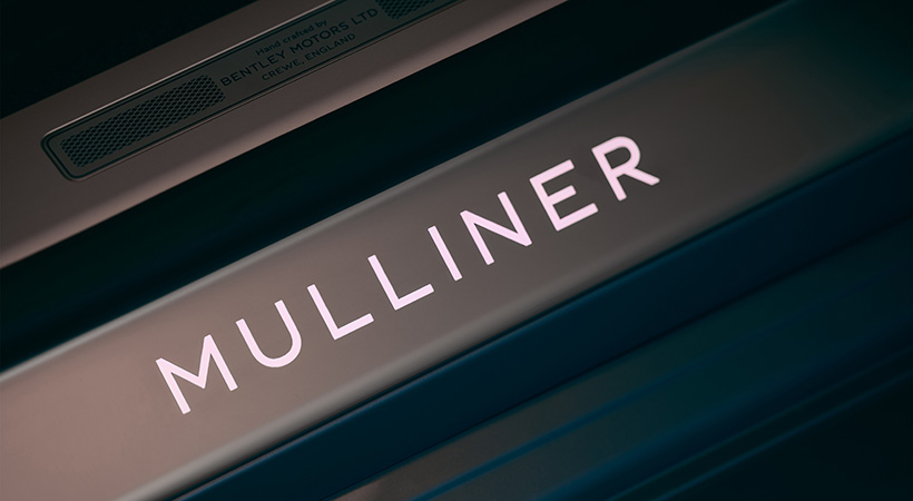 En el interior encontramos cubre estribos iluminados. Foto: Bentley