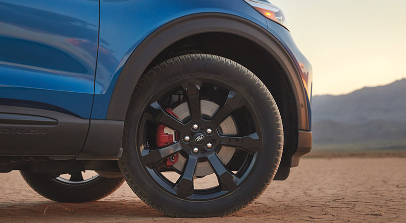 La SUV se distingue por sus elementos estéticos deportivos así como los rines negros con pinzas de color rojo. Foto: Ford