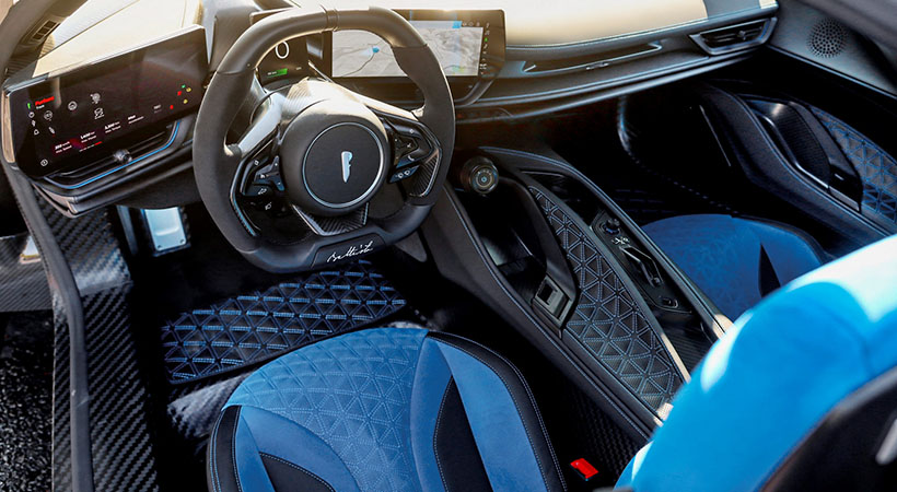 El Battista también tendrá asientos Iconica Blu en alcántara con acentos de fibra de carbono expuesta que imitan el exterior. Foto: Pininfarina