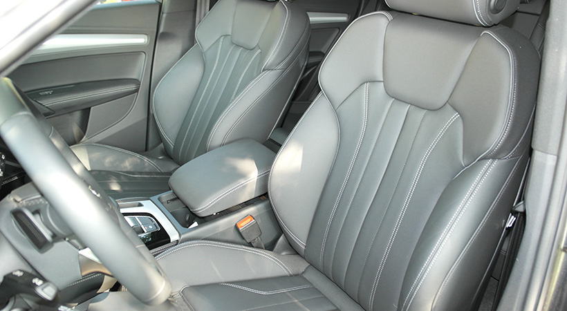 En el interior encontramos asientos deportivos tapizados en cuero. Foto: Juan García