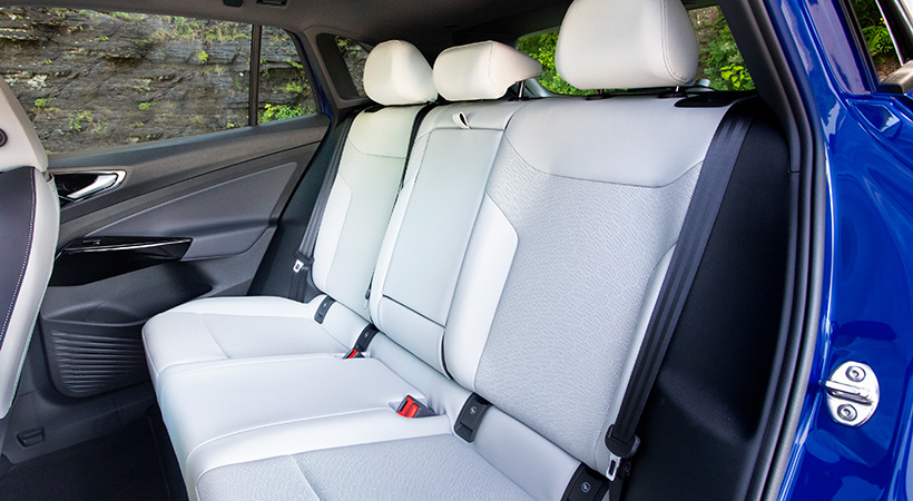 La segunda fila de asientos es amplia y además, cuenta con la posibilidad de abatir el asiento centra para obtener un práctico resposabrazos. Foto: Volkswagen